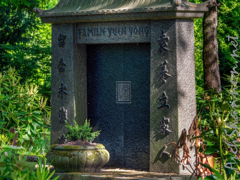 050-essen - park cemetery.jpg